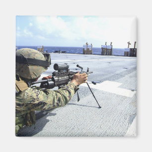 En US-flotta som justerar hans vapen Magnet