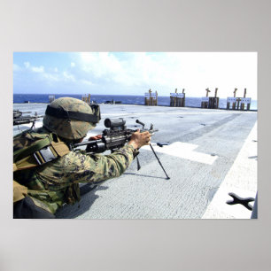 En US-flotta som justerar hans vapen Poster