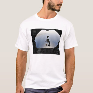 En US-flygvapenpararescueman som ut hoppar T-shirt