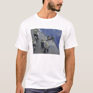En US-sjöman avfyrar 50 en kaliber M2HB Tee Shirt