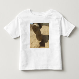 En US-soldat går längs en smutsväg T Shirt