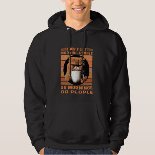En utomordentlig persisk katt som dricker hennes m hoodie