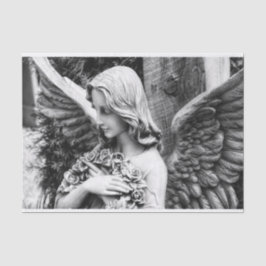 En vacker ängel som håller ro på bröstet