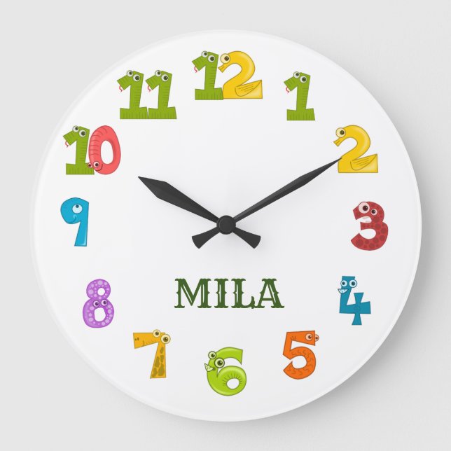 En vacker barnklocka med ditt namn på den stor klocka (Framsida)