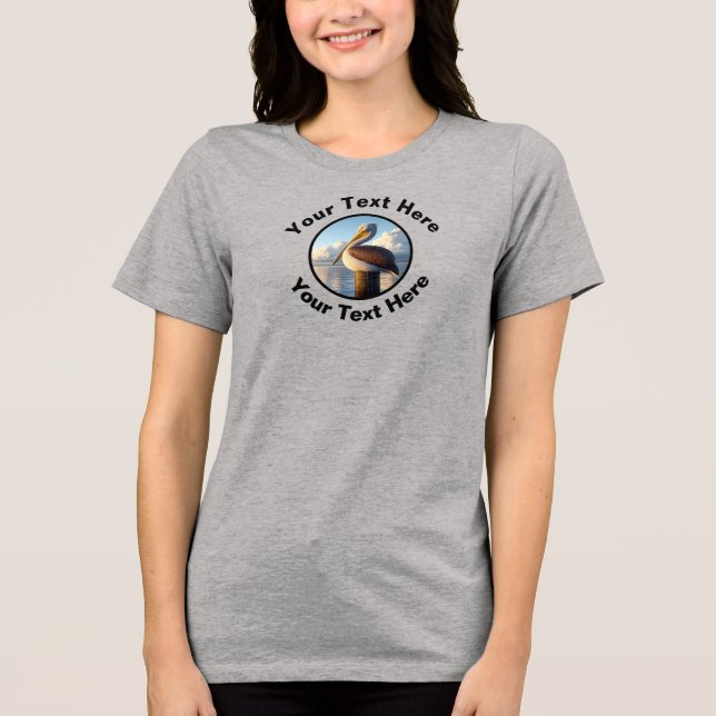 En vacker brun pelikan med anpassad text  t shirt (Framsida)