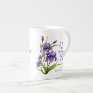 En vacker bukett av iris blommor med skript benporslin mugg