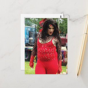 En vacker färgglad dragqueen i rött vykort