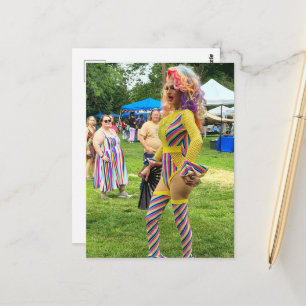 En vacker färgrik dragqueen vykort