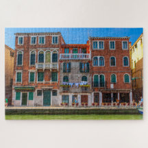 En vacker fasad i ett palats i Venedig, Italien