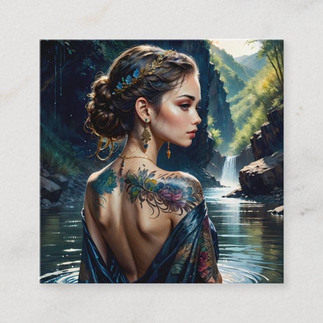 En vacker ung kvinna med tatuering på axeln. fyrkantigt visitkort (Framsida)