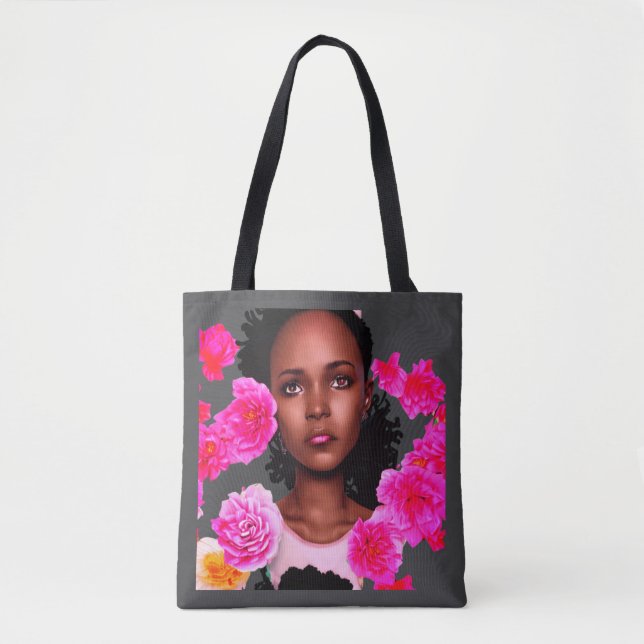 En vacker ung kvinna omgiven av rosa blommor tygkasse (Framsida)