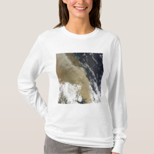 En vägg av dammar av sträckt från nordliga t-shirt