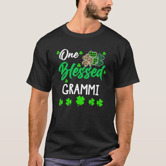 En välsignad Grammi C St patrick's day Irish T Shirt (Framsida)