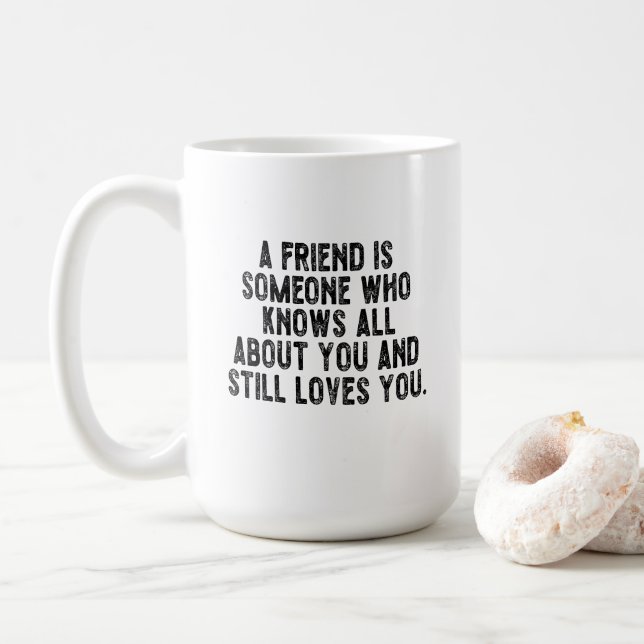 En vän är någon som vet allt om dig och st kaffemugg (Med munk)