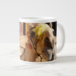 En vänlig kamel väntar på sin nästa ryttare, Kairo Jumbo Mugg