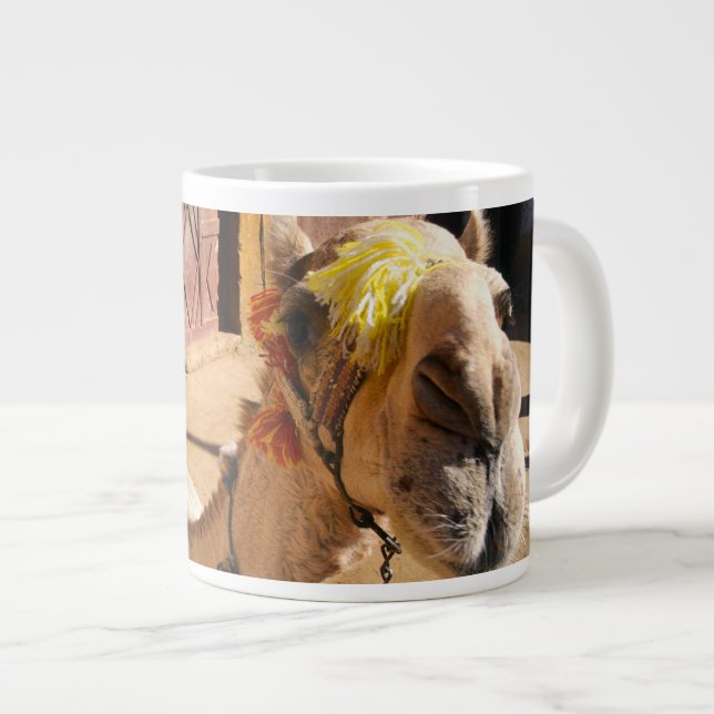 En vänlig kamel väntar på sin nästa ryttare, Kairo Jumbo Mugg (Framsida höger)