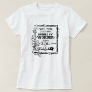 En vara besvärad som öppnas av under t-shirt