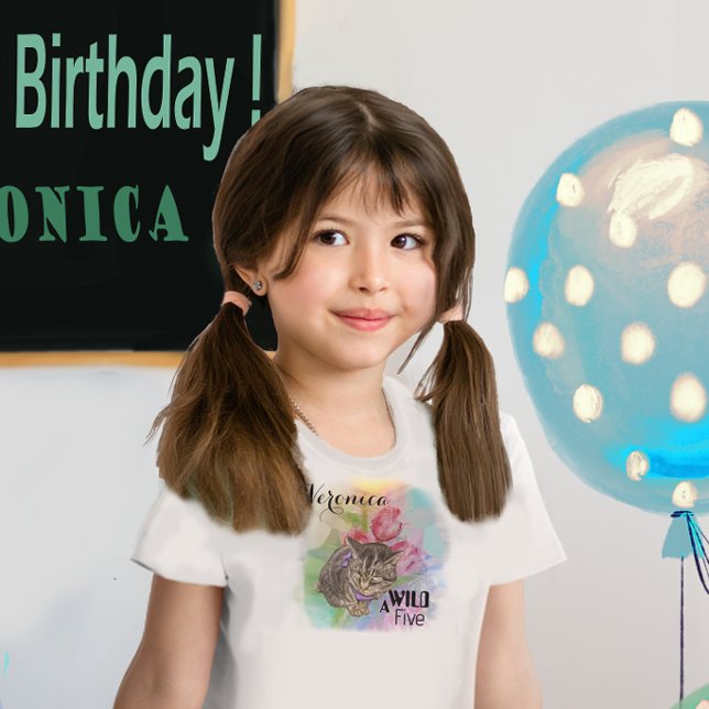 En Vild Femma - Katt Tjej Födelsedags T-Shirt (A Wild Five - Cat Girl Birthday T-Shirt close up)