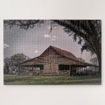 En viltlevande trälada omgiven av lush-gräs