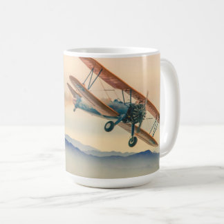 En Vintage Stearman BiPlane som flyger in i det fö Kaffemugg