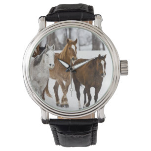 En vinterscen av löpning armbandsur