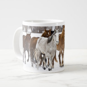 En vinterscen med löpning jumbo mugg