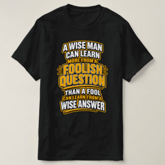 En vis man lär sig mer — dumma frågor. t shirt