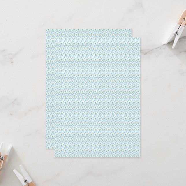 en vit bakgrund med blå blommor och gröna blad inbjudningar (Fram/Back In Situ)