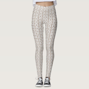 en vit bakgrund med brunt mönster på den leggings