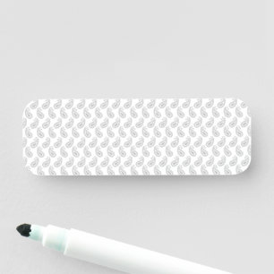 en vit bakgrund med mönster i mitten namnbricka