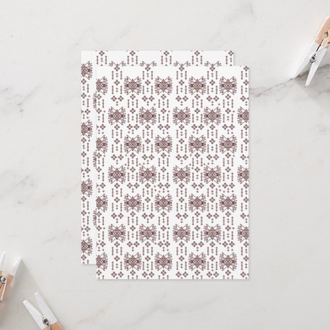 en vit bakgrund med röd mönster på den inbjudningar (Fram/Back In Situ)