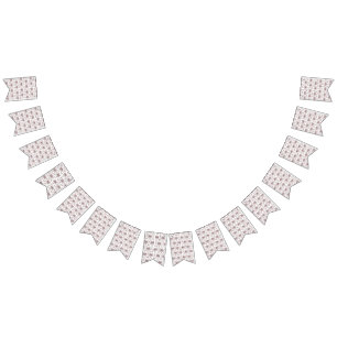 en vit bakgrund med röd mönster på den vimplar