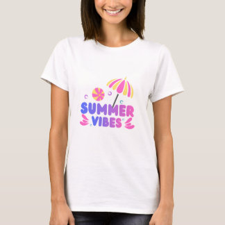 en vit halvärmad t-shirt med sommarstämning