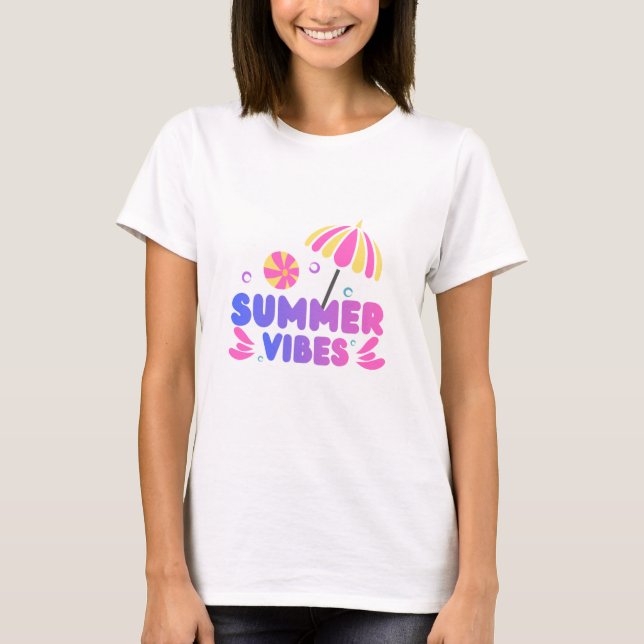en vit halvärmad t-shirt med sommarstämning (Framsida)