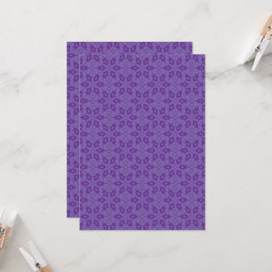 En vit omslutning papper med en upprepad mönster a inbjudningar