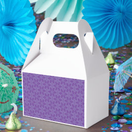 En vit omslutning papper med en upprepad mönster a presentaskar