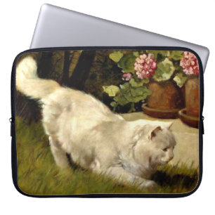 En vit persisk katt som tittar på en nyckelpiga, laptop fodral