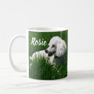 En vit Pudel som vilar i lush Grönt Kaffemugg