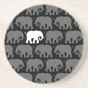 En vitelefant i en flock underlägg