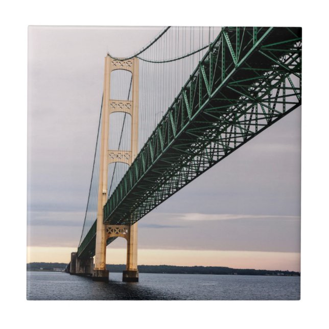 En vy av Mackinac Bridge från Lake Michigan 2 Kakelplatta (Framsidan)