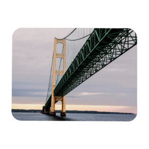 En vy av Mackinac Bridge från Lake Michigan 2 Magnet