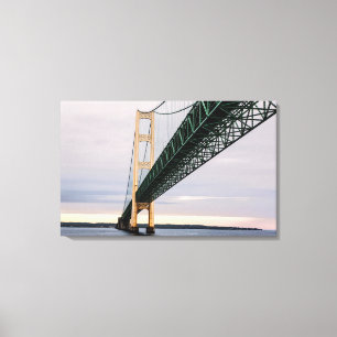 En vy av Mackinac Bridge från Lake Michigan Canvastryck