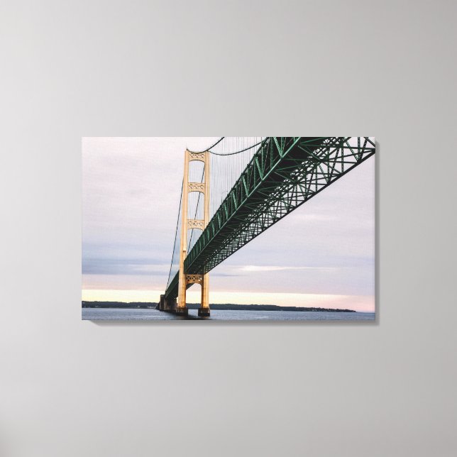 En vy av Mackinac Bridge från Lake Michigan Canvastryck (Framsida)