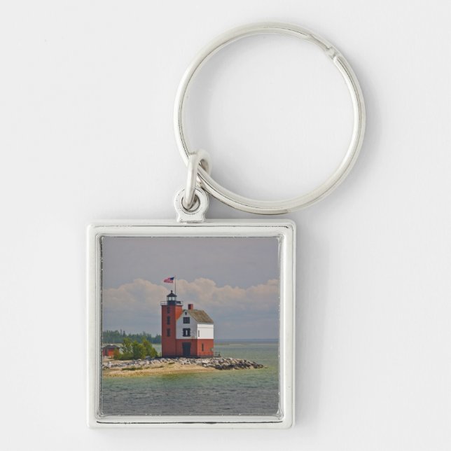En vy av Round Island Light Station. Fyrkantig Silverfärgad Nyckelring (Framsidan)