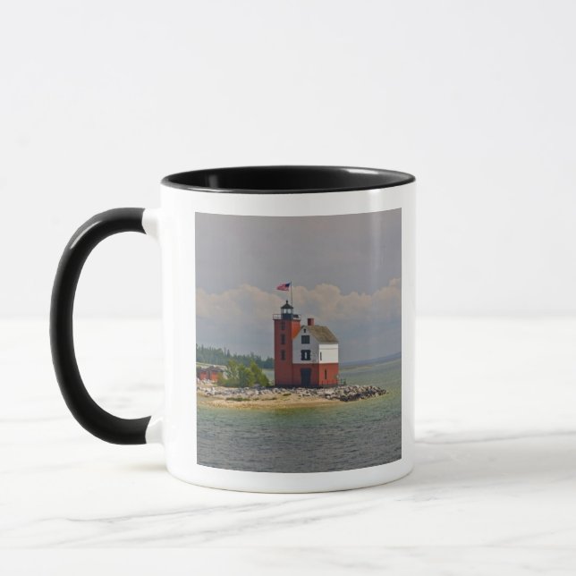 En vy av Round Island Light Station. Mugg (Vänster)