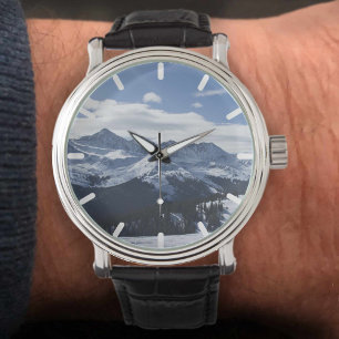 En vy över Alpernorna. Alpbergen. Armbandsur
