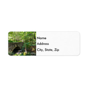En Walkway-bro genom Woodlands Returadress Etikett