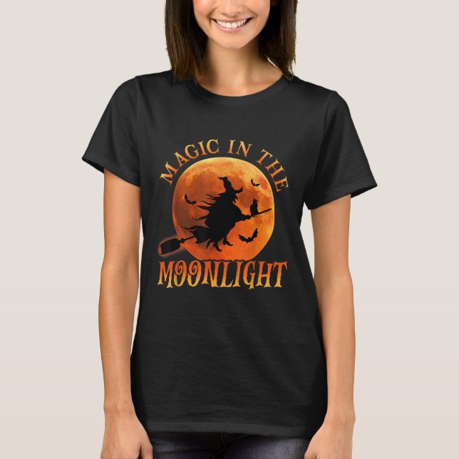 En Witch Riding Broom Halloween Magic T Shirt (Framsida)