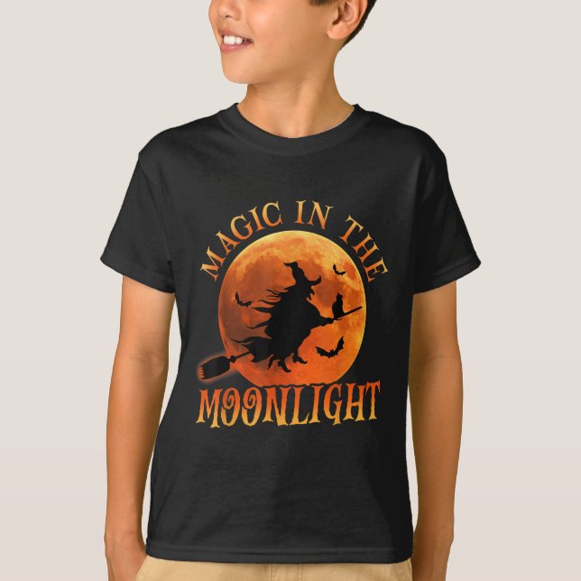 En Witch Riding Broom Halloween Magic T Shirt (Framsida)
