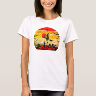 En Witch som flyger i ett rum i skymnig natt T Shirt